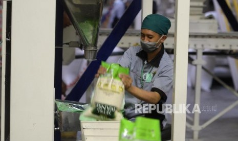 Stock Beras Jakarta. Pekerja mengemas beras di Gudang PT Food Station Tjipinang Jaya, Jakarta (ilustrasi).