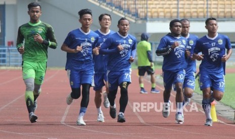 Para pemain Persib berlatih fisik di Stadion Gelora Bandung Lautan Api (GBLA), Kota Bandung, Senin (12/3).