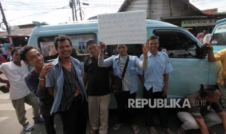 Sejumlah sopir angkutan umum jurusan Tanah Abang melakukan aksi demo di Kawasan Tanah Abang, Jakarta, Senin (29/1).