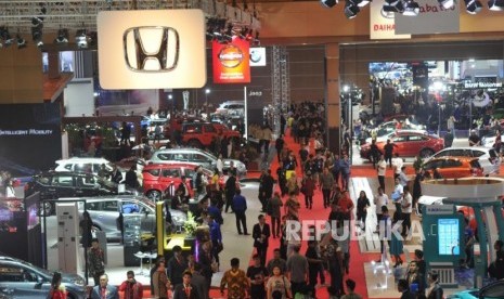 Suasana Pameran otomotif Indonesia International Motor Show (IIMS) 2019 di JIExpo Kemayoran, Jakarta, Kamis (25/4).