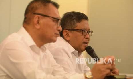 Sekjen PDIP Hasto Kristiyanto didampingi para sekjen parpol Koalisi Indonesia Kerja (KIK) memberikan keterangan terkait pembekalan dan workshop juru bicara tim kampanye nasional Jokowi-Ma'ruf Amin di Jakarta, Senin (13/8).