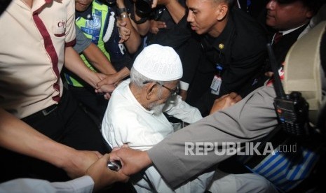 Cleric Abu Bakar Ba'asyir arrives at Cipto Mangunkusumo hospital (RSCM), Jakarta, on Thursday (March 1).