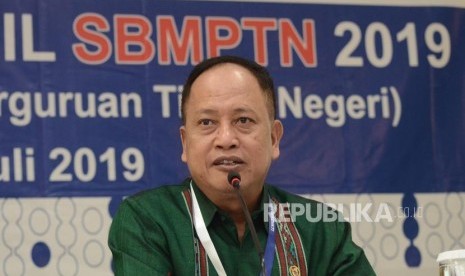 Hasil SBMPTN.Menteri Riset, Teknologi, dan Pendidikan Tinggi (Menristekdikti) Mohamad Nasir (tengah) saat konferensi pers hasil Seleksi Bersama Masuk Perguruan Tinggi Negeri (SBMPTN) di Jakarta Pusat, Selasa (9/7).