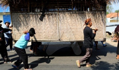 Tradisi Menandu Rumah di Wates Majalengka