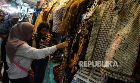 Berburu Baju lebaran. Pengunjung memadati los pakaian di Pasar Beringharjo, Yogyakarta, Ahad (26/5/2019).