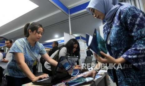 Para pencari kerja melakukan registarasi saat Job Fair di Istora GBK, Jakarta, Rabu (19/9).