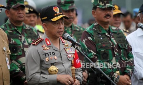 Panglima TNI Marsekal TNI Hadi Tjahjanto (kanan) bersama Kapolri Jenderal Tito Karnavian (kiri) memberikan keterangan kepada media seusai Apel Gelar Pasukan Operasi Kepolisian Terpusat Lilin 2017 di Monumen Nasional (Monas), Jakarta, Kamis (21/12).