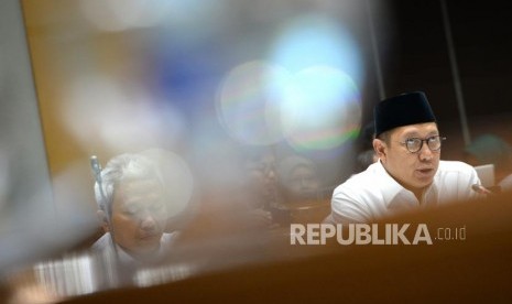  Menteri Agama Lukman Hakim Saifuddin mengikuti Rapat Kerja bersama Komisi VIII DPR RI di Komplek Parlemen Senayan, Jakarta, Senin (22/1).