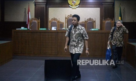 Mantan Ketua Umum Partai Persatuan Pembangunan (PPP) Romahurmuziy berjalan keluar usai mengikuti sidang dengan agenda pembacaan dakwaan di Pengadilan Tipikor, Jakarta, Rabu (11/9).