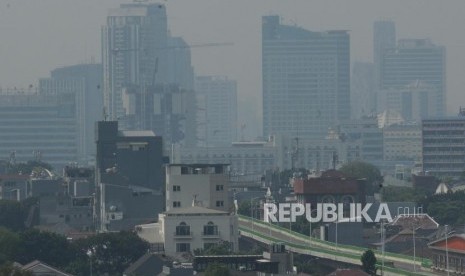 Sejumlah gedung bertingkat terlihat samar karena polusi udara di Jakarta.