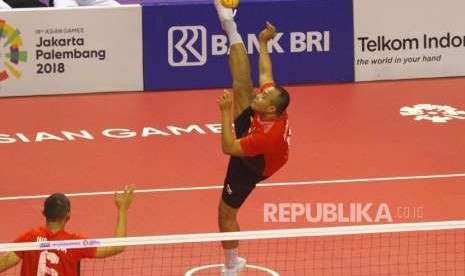 Tambahan Perak dari Sepak Takraw. Tim Sepak Takraw Indonesia Abdul Halim melakukan servis saat melawan Malaysia pada final cabang Sepak Takraw nomor Regu Putra Asian Games 2018 di Komplek Olahraga Jakabaring, Palembang, Selasa (28/8).