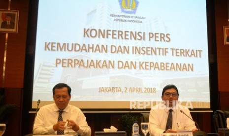 Kemudahan Perpajakan dan Kepabeanan. Dirjen Pajak Robert Pakpahan bersama Sekjen Kemenkeu Hadiyanto (dari kiri) bersiap memberikan keterangan pers di Kementerian Keuangan, Jakarta, Senin (2/4).