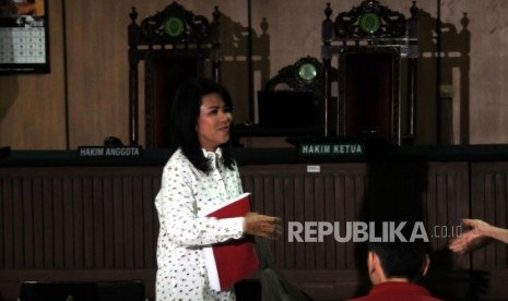 Kuasa Hukum Basuki Tjahaja Purnama alias Ahok yang juga Adiknya Fifi Lety Indra (kedua kanan) menghadiri sidang Peninjauan Kembali (PK) ke Mahkamah Agung (MA) terkait kasus penistaan agama di Pengadilan Negeri Jakarta Utara, Jakarta, Senin (26/2).