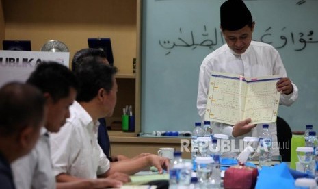 Ustadz Achmad Faridz Hasan memberikan materi 30 Menit Bisa Membaca Al Quran kepada peserta di Kantor Republika, Jakarta, Sabtu (24/11).