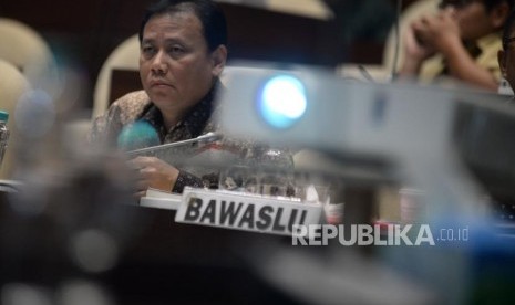 Ketua Bawaslu Abhan mengikuti Rapat Dengar Pendapat (RDP) dengan Komisi II DPR di Kompleks Parlemen Senayan, Jakarta, Selasa (13/3).