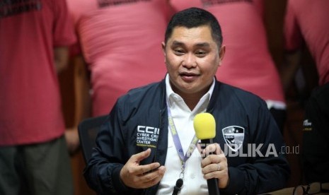 Kapolda Jatim yang baru menjabat Irjen Pol M Fadil Imran akan memprioritaskan peningkatan keamanan untuk menekan angka penularan COVID-19 saat perpanjangan pembatasan sosial berskala besar (PSBB) jilid dua di Surabaya, Gresik dan Sidoarjo.