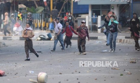 Sejumlah pelajar terlibat bentrok dengan aparat kepolisian di Kawasan Pejompongan, Jakarta,Rabu (25/9).