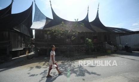 Warga berjalan di kawasan seribu rumah gadang, Solok Selatan, Suamtera Barat, Sabtu  (10/2).