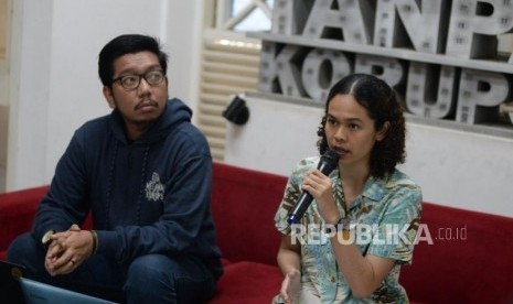 Peneliti ICW Lola Ester (kanan) bersama Kurnia Ramadhana memberikan keterangan terkait hasil pemantauan tren vonis korupsi.