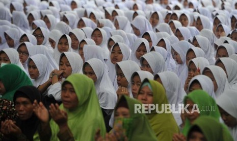 Warga menghadiri acara silaturahmi dengan Muslimat NU di Pondok Pesantren Al-Ittihad, Cianjur, Jumat (8/2).