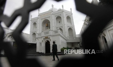 Seorang jamaah bersiap untuk shalat di Masjid Ramlie Mustofa, Jakarta. Rekomendasi Tujuh Masjid untuk Sholat Idul Fitri di Jakarta