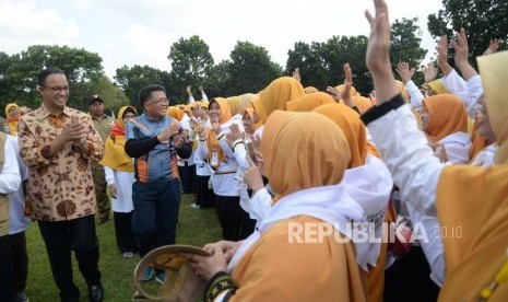 Latansa PKS. Presiden PKS Sohibul Iman (kedua kiri) bersama Gubernur DKI Jakarta Anies Baswedan (kiri) menyapa peserta Latansa PKS di Bumi Perkemahan Cibubur, Jawa Barat, Ahad (8/4).