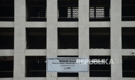 Spanduk sosialisasi renovasi Masjid Istiqlal terpasang di Masjid Istiqlal, Jakarta, Kamis (25/4).