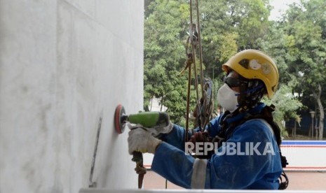 Sejumlah pekerja saat menyelesaikan proyek renovasi Masjid Istiqlal, Jakarta, Sabtu (20/7).