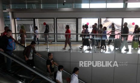 Penumpang pesawat melintas di terminal 3 Bandara Soekarno-Hatta, Jakarta, Selasa (26/12).