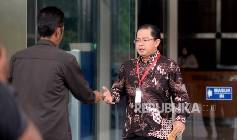 Wakil Bendahara Umum bidang jasa keuangan perbankan Partai Golkar Zulhendri Hasan saat tiba untuk menjalani pemeriksaan di gedung KPK, Jakarta, Selasa (14/11).