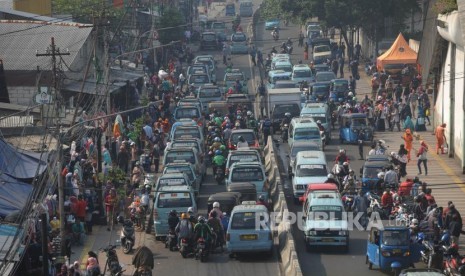 Situasi. Kondisi pagi di jalan statsiun Tanah Abang di Jalan Jati Baru Raya, Jakarta, Kamis (2/11).