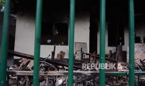 Kondisi kantor Polisi Subsektor Palmerah yang hangus terbakar pasca aksi 24 September 2019 di Gedung DPR/MPR Senayan, Jakarta, Rabu (25/9/2019).