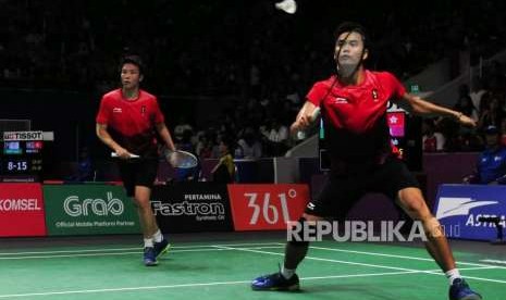 Pebulu Tangkis Indonesia Tontowi Ahmad dan Liliyana Natsir saat melawan pebulu tangkis Hongkong Lee Chun Hei Reginald dan Chau Hoi Wa pada babak perempat final cabang olahraga bulu tangkis kategori ganda Asian Games 2018 di Istora Senayan, Jakarta, Sabtu (25/8).