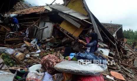 Sejumlah warga terdampak tsunami saat mencari barang berharganya di Desa Way Muli, Kalianda, Lampung Selatan, Selasa (25/12).