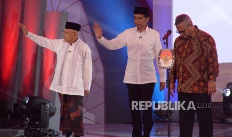 Pasangan Capres dan Cawapres nomor urut 01 Joko Widodo dan KH. Ma'ruf Amin saat debat pertama pasangan calon presiden dan wakil presiden pemilu 2019 di Jakarta, Kamis (17/1).