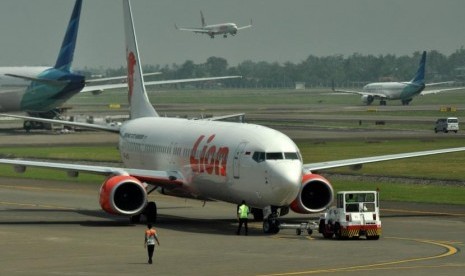 Pesawat milik maskapai Lion Air bersiap melakukan pemerbangan di Bandara Internasional Soekarno Hatta, Tangerang, Banten, Kamis (18/6).