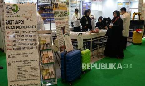 Pengunjung berkonsultasi mengenai perjalanan haji dan umroh dengan agen perjalanan ketika berlangsungnya BNI Syariah Internasional Islamic Expo 2018 di Jakarta Convention Center, Jakarta, Jumat (21/9).