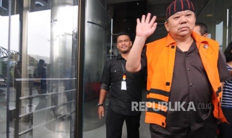 Tersangka penyuap Bupati Kutai Kartanegara (Kukar) Rita Widyasari yang juga Direktur Utama PT Sawit Golden Prima Hery Susanto Gun alias Abun berjalan usai menjalani pemeriksaan di Gedung KPK, Jakarta, Selasa (13/2).