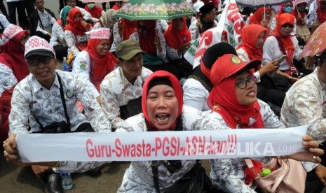 Sejumlah guru honorer menggelar aksi di depan Gedung DPR, Senayan, Jakarta, beberapa waktu lalu. Pemerintah memastikan akan memberikan bantuan langsung tunai (BLT) atau bantuan subsidi upah (BSU) untuk pendidik dan tenaga pendidik non-PNS alias honorer. 