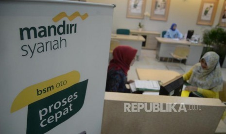 Aktivitas perbankan di Bank Syariah Mandiri KC Jakarta Thamrin, Jumat (3/11).