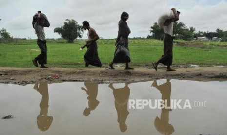 Distribusi Makanan: Warga muslim rohingya membawa bantuan makanan dari sejumlah lembaga zakat yang tergabung dalam Indonesian Humanitarian Alliance (IHA) di Sittwe, Myanmar, Ahad (3/6).