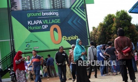 Suasana warga saat mendatangi kantor informasi  Klapa Village Hunian Dp Nol Rupiah di Pondok Kelapa, Jakarta, Ahad (21/1).