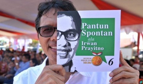 Gubernur Sumatera Barat, Irwan Prayitno menunjukan buku pantun spontan keenam ciptaannya, di Padang, Sumatera Barat, Minggu (20/8).