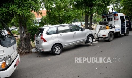 Petugas Dinas Perhubungan menderek mobil yang parkir liar / Ilustrasi