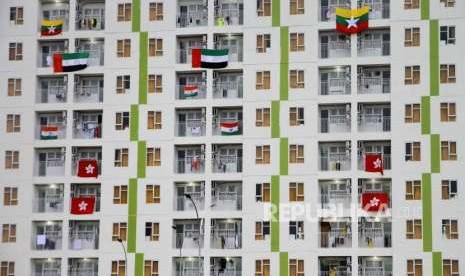 Bendera Kontingen di Wisma Atlet. Bendera kontingen Asian Games 2018 di pasang di Wisma Atlet Komplek Olahraga Jakabaring, Palembang, Ahad (26/8).