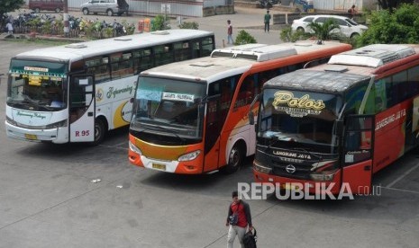 Armada bus antar kota menunggu  penumpang di Terminal Kampung Rambutan, Jakarta, Kamis (7/6).