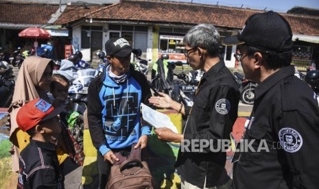 Petugas Disdukcapil memberikan arahan kepada warga pada kegiatan Operasi Simpatik Pendatang di Terminal Leuwipanjang, Kota Bandung, Ahad (9/6).(ilustrasi)