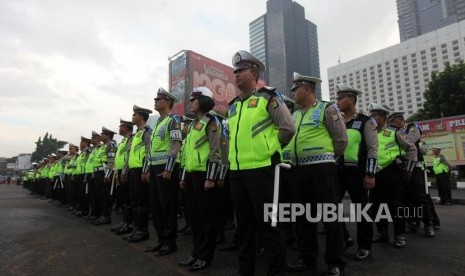 Sejumlah polisi lalu lintas mengikuti apel dalam Operasi Patuh Jaya 