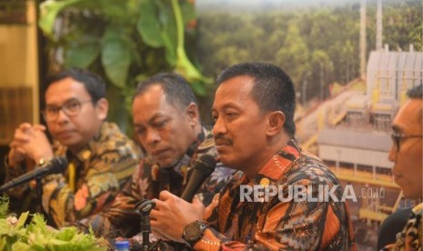 Dirut Utama PGN Jobi Triananda Hasjim (tengah) usai memberikan keterangan usai Rapat Umum Pemegang Saham Tahunan (RUPST) 2018 di Jakarta, Kamis (26/4).