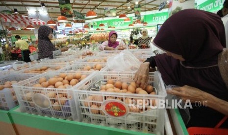 Sejumlah pengunjung memilih telur ayam di sebuah supermarket, di Kota Bandung, Rabu (20/12).